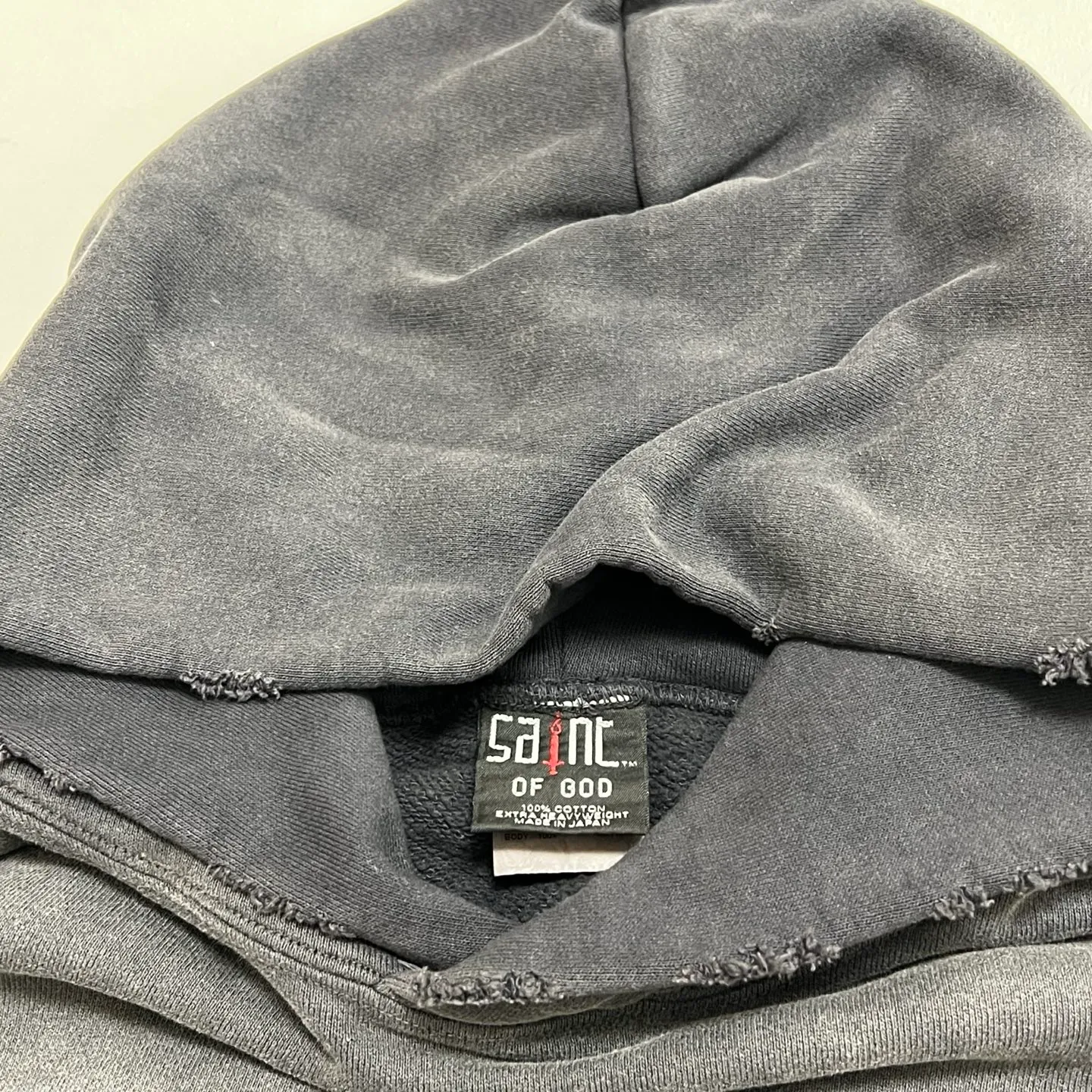 Details SAINT Mxxxxxx × FEAR OF GOD FG_HOODIE/SNT OF GOD/BLK FOG co-branded ETERNAL praying crosshair distressed hoodie. Washed black S-XL. This season's hot and super popular co-branded model. The original version is the same. Thin spring and summer fabrics. Comfortable upper body. BOXY version with short fat wide shoulder line. Fashion darling wears a high-end feel. Heavy washing and water fading process. Ma Liu is repositioned. Excessive wear and damage graffiti treatment. Correct version FOG joint main mark/wash mark/little angel mark